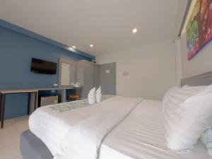 - une chambre avec un grand lit blanc dans l'établissement Xanadu Hotel Utapao, à Rayong
