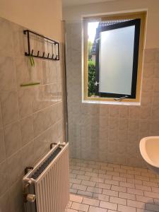 EwijkにあるVakantiehuis de Bruyn 6 persoonsのバスルーム(ラジエーター、シンク、窓付) +14枚の写真
