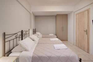 Voodi või voodid majutusasutuse Louvre Hotel toas
