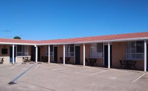 an empty parking lot in front of a motel at Motel Yarrawonga in Yarrawonga