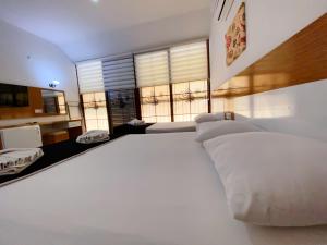 オルデニズにあるZehra Hotel - Halal All Inclusiveの窓付きの客室で、白い大型ベッド1台が備わります。