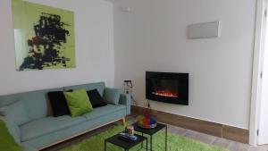 sala de estar con sofá y chimenea en Aparthotelmadridea, renovated quiet apartments, Madrid, en Madrid