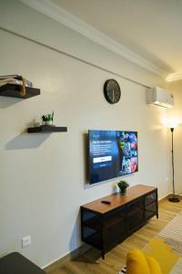 Televízia a/alebo spoločenská miestnosť v ubytovaní Westwood Residences