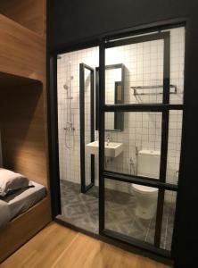 een badkamer met een toilet en een wastafel bij Kooning in George Town