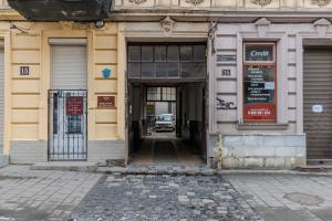 une porte ouverte d'un bâtiment avec une voiture à l'intérieur dans l'établissement Luxury flat near Opera, à Lviv