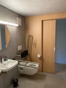 Kamar mandi di The Lab Hotel & Apartments
