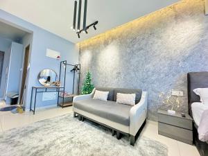 ein Schlafzimmer mit einem Sofa und einem Weihnachtsbaum in der Unterkunft Central Park Tampoi studio by Luxecocoo CK in Johor Bahru