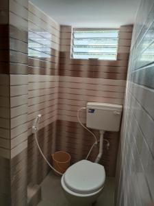 マイソールにあるRoyal Comfortsの小さなバスルーム(トイレ、窓付)が備わります。
