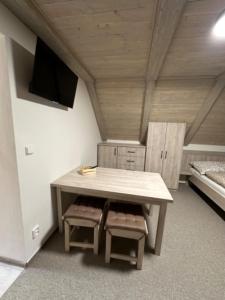 Una televisión o centro de entretenimiento en Apartmány VESNA