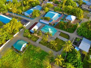 une vue sur une maison aux toits bleus dans l'établissement Villa Stella, Rinbudhoo, à Dhaalu Atoll