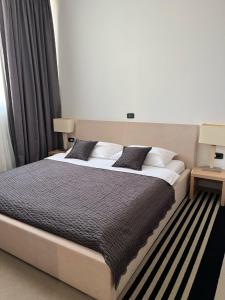 sypialnia z dużym łóżkiem z 2 poduszkami w obiekcie ZOO hotel w mieście Osijek