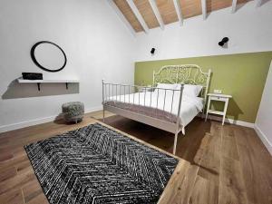 1 dormitorio con cama y alfombra blanca y negra en SAPANCA RİPS Lüks Suit Villa, en Sapanca