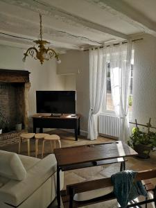 沙斯訥伊迪普瓦圖的住宿－LE REPAIRE，带沙发和钢琴的客厅