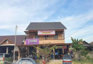 OYO 90252 Penginapan Wahee في كوالا ترغكانو: مبنى عليه لافته