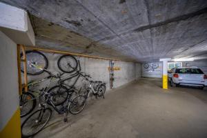 uma garagem com duas bicicletas penduradas na parede em Chasa Plazza Gronda em Lavin