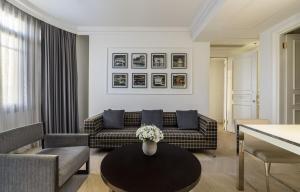 ein Wohnzimmer mit einem Sofa und einem Tisch in der Unterkunft Stay Lab Taksim 15 Suites in Istanbul