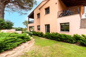 a house with a bike on a balcony at Fabuloso Birdie 8 : entre mar y montañas in Bonmont Terres Noves