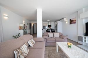 ラ・プラヤ・デ・アルグイネグインにあるGuacimara Apartmentsのソファとテーブルのあるリビングルーム