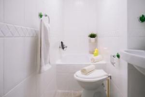 Baño blanco con aseo y lavamanos en Piso compartido Delyrent, SFJ, en Jaén
