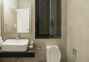 A bathroom at Firebrick Boutique Residences - GARNET HOUSE