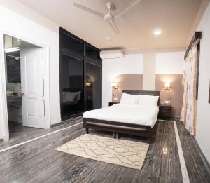 A bed or beds in a room at Firebrick Boutique Residences - GARNET HOUSE