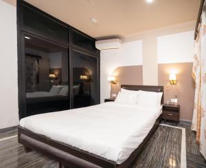 A bed or beds in a room at Firebrick Boutique Residences - GARNET HOUSE
