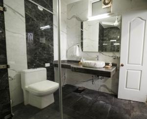 A bathroom at Firebrick Boutique Residences - GARNET HOUSE