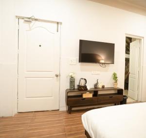 A television and/or entertainment centre at Firebrick Boutique Residences - GARNET HOUSE