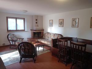 sala de estar con sofá y chimenea en Agriturismo Le Case di San Vivaldo, en Montaione
