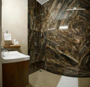 A bathroom at Firebrick Boutique Residences - GARNET HOUSE