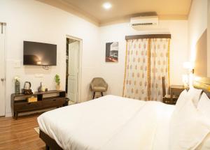 A bed or beds in a room at Firebrick Boutique Residences - GARNET HOUSE