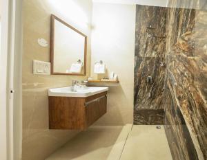 A bathroom at Firebrick Boutique Residences - GARNET HOUSE