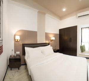 A bed or beds in a room at Firebrick Boutique Residences - GARNET HOUSE
