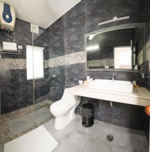 A bathroom at Firebrick Boutique Residences - GARNET HOUSE