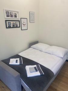 Una cama con dos platos y servilletas. en Apartament/kawalerka Dąbrowskiego 22 en Katowice