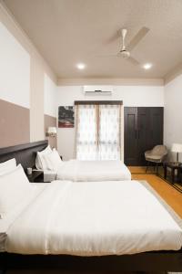 A bed or beds in a room at Firebrick Boutique Residences - GARNET HOUSE