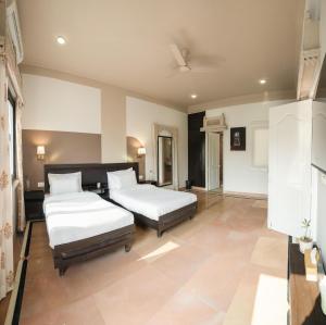 A bed or beds in a room at Firebrick Boutique Residences - GARNET HOUSE