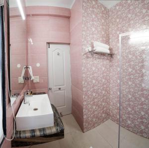 A bathroom at Firebrick Boutique Residences - GARNET HOUSE
