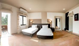 A bed or beds in a room at Firebrick Boutique Residences - GARNET HOUSE
