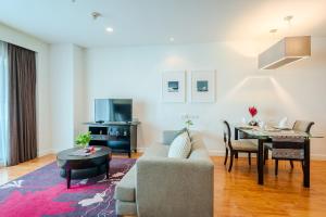 曼谷Somerset Park Suanplu Bangkok的带沙发和桌子的客厅