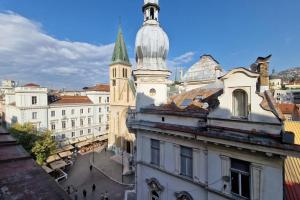 una vista desde el techo de un edificio con una torre en The Place 87 en Sarajevo