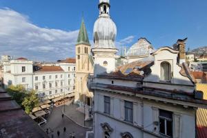 uma vista do telhado de um edifício com uma torre em The Place 87 em Sarajevo