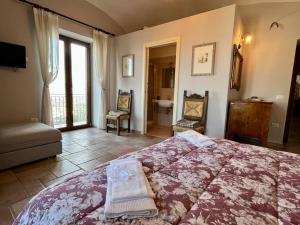 Casale di lusso panoramico في Lettere: غرفة نوم بسرير كبير وحمام
