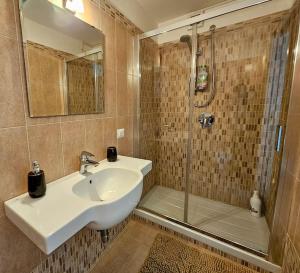 La salle de bains est pourvue d'un lavabo et d'une douche. dans l'établissement Casale di lusso panoramico, à Lettere