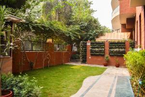 A garden outside Firebrick Boutique Residences - GARNET HOUSE