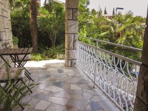 une passerelle en pierre avec un banc et une clôture dans l'établissement Vila Flori, à Koper