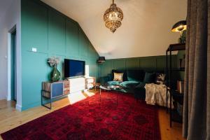 ein Wohnzimmer mit einem Sofa und einem roten Teppich in der Unterkunft Cabin Home Apartment in Odorheiu Secuiesc