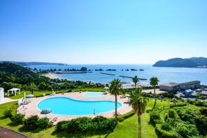 una vista aérea de la piscina y del océano en Mercure Wakayama Kushimoto Resort & Spa en Kushimoto