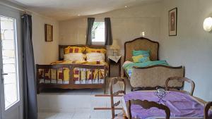 La RochetteにあるGîtes de Saint-Ribert 6 piècesのベッド2台と窓のある寝室