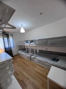 Habitación con 3 literas en una habitación en Apartamento en Sabiñánigo con amplia y soleada terraza, en Sabiñánigo